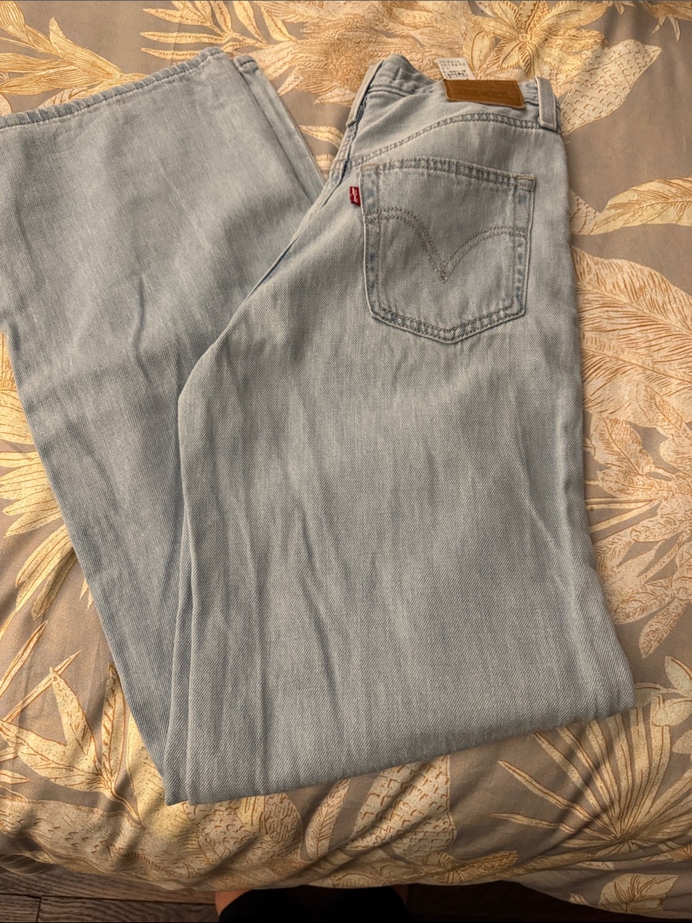Levi's women’s rib cage wide leg light wash Blue Jeans. 26x34